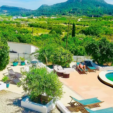 Craig, Spacious With Amazing Garden And Private Heated Pool Holiday home *