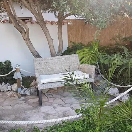 Craig, Spacious With Amazing Garden And Private Heated Pool Holiday home