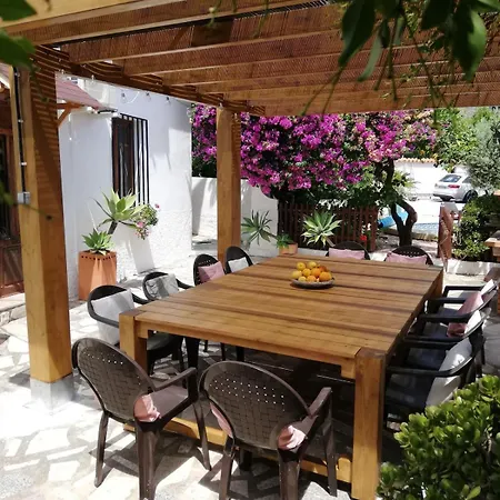 Holiday home Craig, Spacious With Amazing Garden And Private Heated Pool Rotova