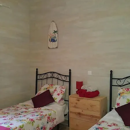 Craig, Spacious With Amazing Garden And Private Heated Pool Holiday home *