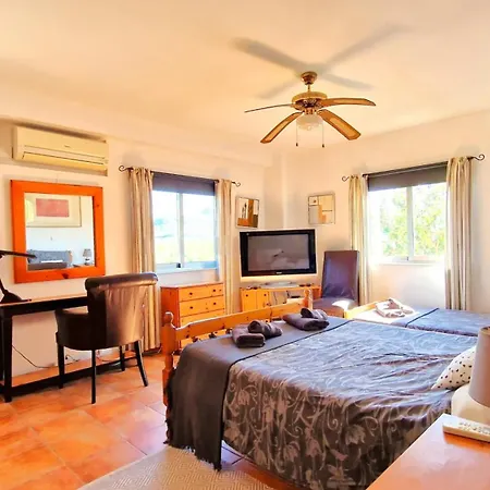 Holiday home Craig, Spacious With Amazing Garden And Private Heated Pool Rotova
