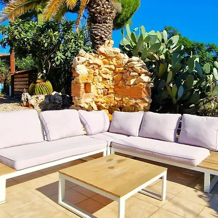 Craig, Spacious With Amazing Garden And Private Heated Pool Holiday home Rotova