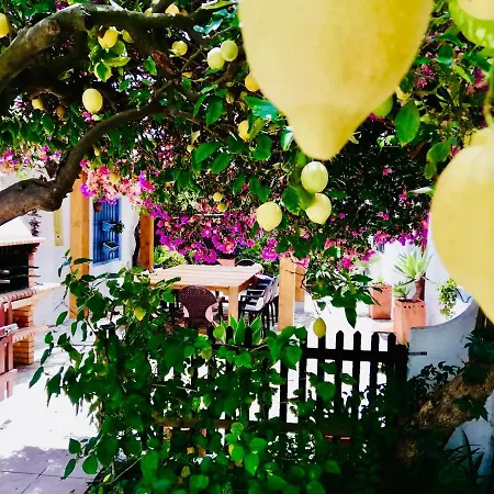 Holiday home Craig, Spacious With Amazing Garden And Private Heated Pool *