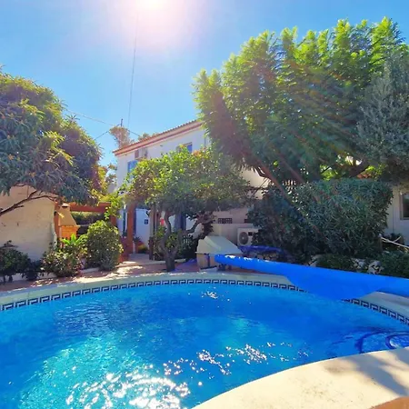 Craig, Spacious With Amazing Garden And Private Heated Pool Holiday home *